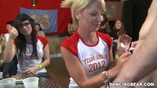 彼らのディックスにホイップクリームのようなパーティー痴女