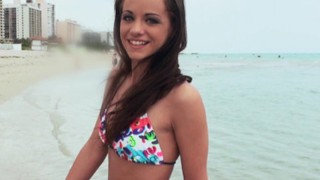 Odziana w bikini Michelle Bella jest ruchana w swoim pokoju hotelowym