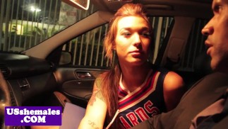 Animadora tgirl masturbándose mientras follada por el culo