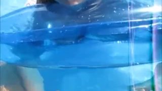 Mama schleicht Stiefsohn Unterwasser-Handjob & Sperma Unterwasserschwimmen in der Öffentlichkeit