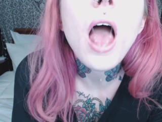 Ragazza Dai Capelli Rosa Tiene La Bocca Spalancata per Te ;)