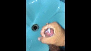 il mio sperma con un grande colpo nel lavandino