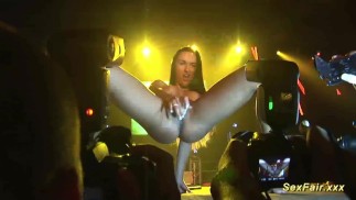 sexy strip show en público