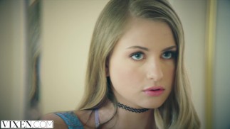 彼女の親友の兄弟とHotセックスをしているVIXEN