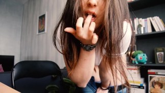 清楚な素人色白美少女が上着をたくし上げてピンク色乳首を弄る自撮り