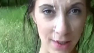 süßer Teenager für Outdoor-Orgie aufgegriffen