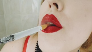 ZIGARETTE BAUMELN UND RAUCHEN NAHAUFNAHME MIT ROTEN LIPPEN