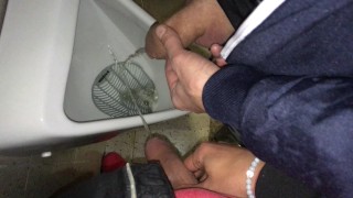 Meando con mi hermanastro en el urinario de la discoteca