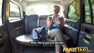Falešné Taxi Busty blondýna tělocvična zajíček tetovaný Milf dostane anální cvičení