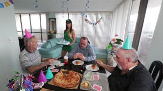 BANGBROS - Oude man Roger wordt 68, dus hebben we hem barista Akira Shell