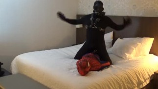 bezduché sténání černý sex dron hraje se svou figurínou spiderman