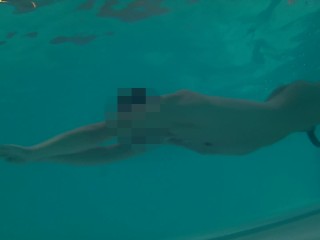 Jongeman Verlies Zwembroek in Hotel Zwembad En Zwemt Naakt
