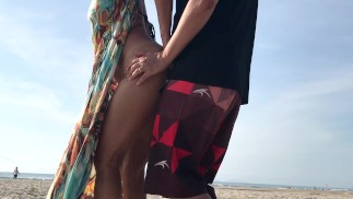 ビーチで危険な本物のアマチュア公共立ちセックス!!近くを歩く人々