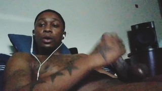Punheta tarde da noite na cama
