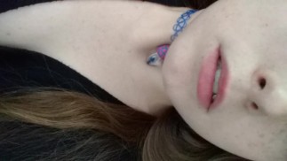 Просто мое лицо, когда я играю, все еще чувствую себя застенчивым.