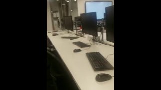 英国少年男孩在大学里穿着内衣撒尿