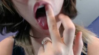 V58 CV Tong Fetish Zuigen en Likken Vinger *OUDE VIDEO* NIEUWERE VIDS IN FULL HD