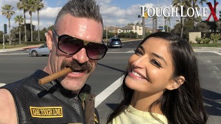 TOUGHLOVEX Nenasytná Emily Willis se nemůže nabažit penisu