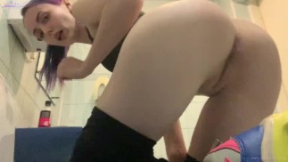 Masturbation ma chatte d’ado dans les toilettes de la salle de gym en attendant mon coach