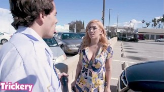 Trickery - April O'Neil à genoux suce une bite pour ne pas prendre d'amende