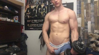 Chris Wild dělá bicepsové kadeře a masturbuje jeho velký penis