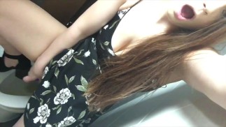 Geile babe squirt in openbare badkamer!