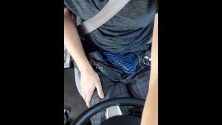 Cumming po celém sobě za jízdy (veřejné)