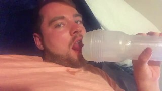 Het sperma van mijn Grindr hookup uit mijn Fleshlight likken terwijl het OP MIJN BAARD DRUIPT