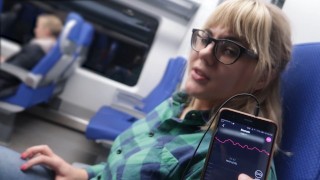 Controla mi orgasmo en el tren / orgasmo femenino en público