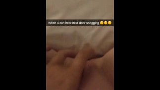 调皮的青少年听着隔壁的操屄