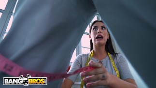 BANGBROS - Busty Taylor August Ames faire plaisir à sa cliente à grosse queue