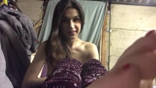 Dolce petite slut mostra le sue piccole suole sporche mentre fuma