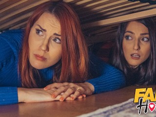 Fake Hostelベッドの下に立ち往生2ハロウィーンポルノスペシャル