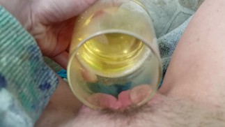 POV coño peludo mea en un vaso y luego orinar probando y escupiendo