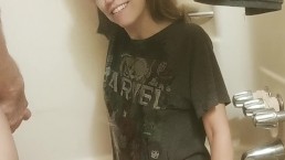 先端が私に小便を取っている間、Tシャツを着て