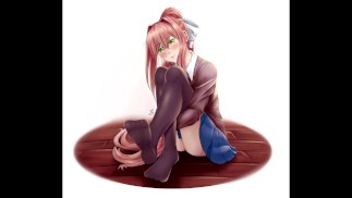 Monika te taquine avec sa langue et ses pieds et ne te laisse pas jouir