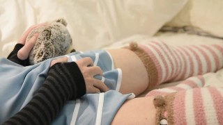 Femboy w spódnicy sprawia sobie przyjemność maoning jak 