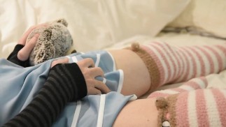 Femboy de saia dá prazer a si mesmo maoning como um 