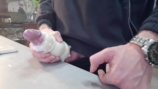 Chico ruso se folla una vagina artificial