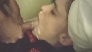 Gesichtsbehandlung und Schlürfen mit kurzem Gesichtslecken Reinigung durch ihn