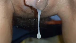 Creampie! Sperma fließt aus der Muschi und tropft auf den Boden