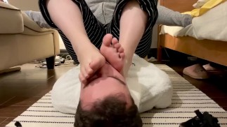 La ragazza strofina i suoi piedi puzzolenti sul mio viso