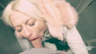 エレベーターでの公共セックス!チンポをしゃぶって中出しSWALLOWED!アデラジェイ