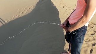 Enorme plas met een harde stijve, openbaar, buiten ... het dessert heeft een drankje nodig