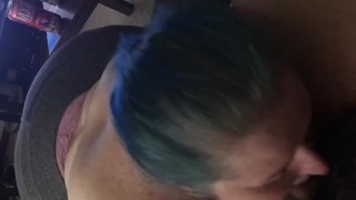 青い髪のポーグは吸ってファックします