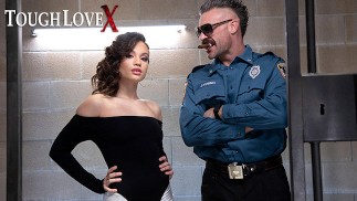 TOUGHLOVEX Latina Liv Wild la baise pour sortir de prison