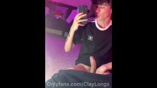 Clay Longs trekt zich af terwijl ouders weg zijn