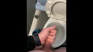 Mi sfregavo nei bagni pubblici con una grande sborrata 
