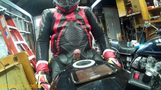 Leren biker gemolken op zijn motor