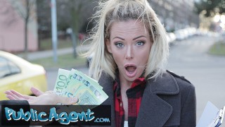 Public Agent Blonde Ozzie Isabelle Deltore neukt om het bos te redden